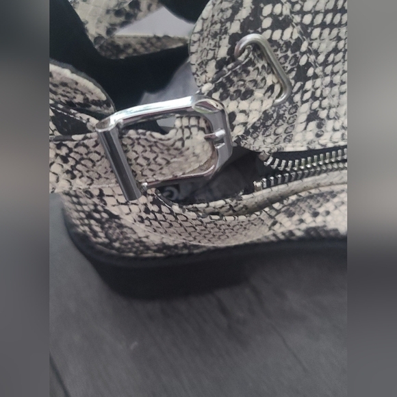 Qupid TRESSA-22S Combat Moto Style Boots  STONE BLACK SNAKE - Picture 7 of 10